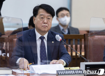 발언 듣는 송봉섭 중앙선관위 사무차장