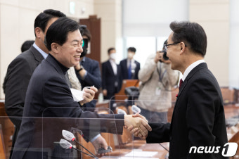 정개특위 앞서 인사하는 조해진 소위원장·이만희 의원
