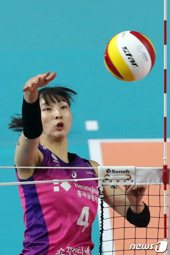 스파이크 날리는 흥국생명 이주아