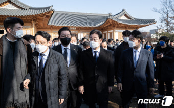 신년 기자회견 마친 이재명 대표