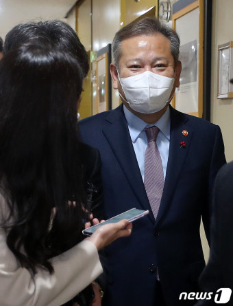 '이태원 참사 무혐의' 이상민 장관, 취재진 질문에 묵묵부답