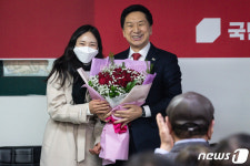 중랑구의원으로부터 꽃다발 받는 김기현