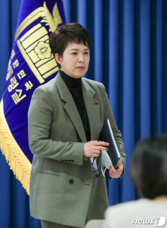브리핑 마친 김은혜 홍보수석