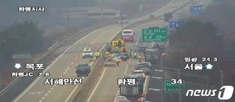 서해안고속도로서 카캐리어 차량 중앙분리대 들이받아…4명 부상