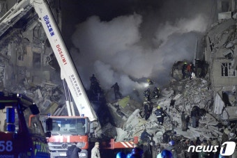 러 미사일 포격에 파괴된 아파트의 우크라 구조대원