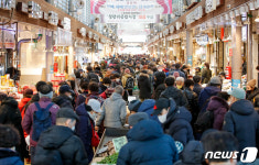 설 차례상 비용, 전통시장이 대형마트보다 싸다...붐비는 전통시장