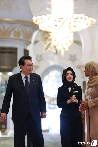 UAE 그랜드 모스크 방문한 윤 대통령 부부