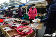 제수용 생선 구입하는 시민들