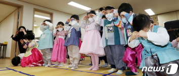 경로당 찾아 합동 세배하는 어린이들