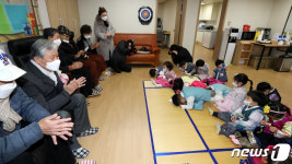 설빔 입은 어린이들, 경로당 찾아 합동 세배