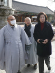 동화사 대웅전 향하는 나경원 전 의원