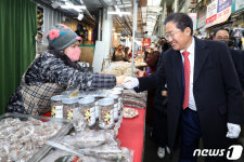서문시장 상인 격려하는 홍준표 대구시장