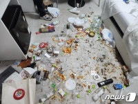 쓰레기·진흙 바닥에 까매진 침대…모텔 테러 후 야반도주한 손님 경악