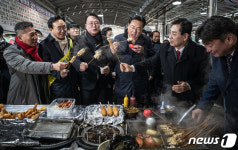 어묵 먹는 정진석 비대위원장