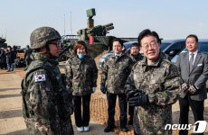 지대공 유도미사일 천마 운용 장병 격려하는 이재명 민주당 대표