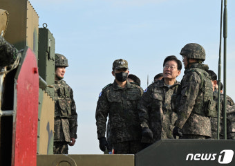 이재명 민주당 대표, 파주 방공부대 찾아 '천마' 살펴봐