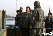 지대공 유도미사일 천마 둘러보는 이재명