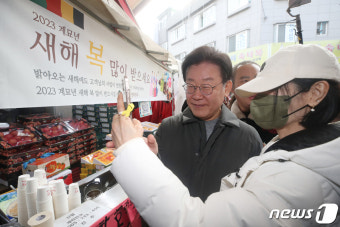 전통시장 찾은 이재명 대표