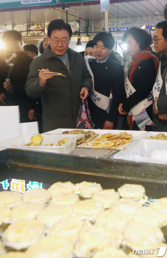 전통시장 찾아 호박전 맛보는 이재명 대표