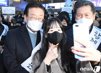 시민과 기념 촬영하는 이재명·정청래