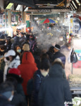 제수 구매하는 시민들로 북적이는 못골시장