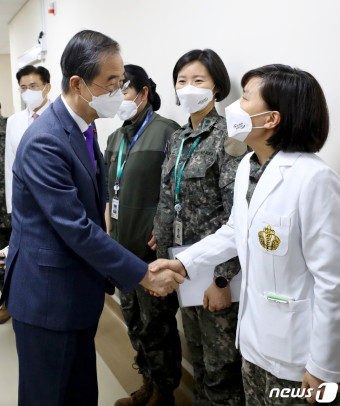 국군수도병원 의료진과 인사 나누는 한덕수 총리