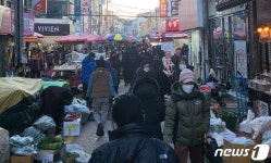 [르포] 설 하루 앞둔 진주 중앙시장 인파로 북적북적