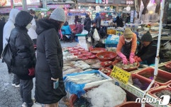 [르포] 설 하루 앞둔 진주 중앙시장 인파로 북적북적