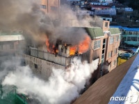 부산 남구 빌라 3층서 불…70대 주민 사망·10여명 대피