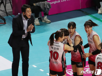 선수 향해 박수치는 KGC인삼공사 고희진 감독