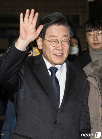 지지자에게 인사하는 이재명 대표