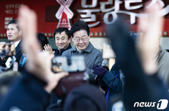 지지자 발언 듣는 이재명 대표