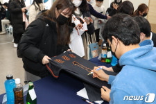 대전본병원 한화 정은원·노시환·문동주 팬사인회 성황