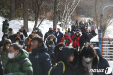 각양 각지 등산객들 모인 태백산 등반대회