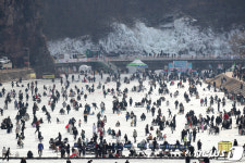 북새통 이룬 2023 안동 암산얼음축제