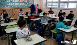 마스크 벗고 쓰고, 자율에 맡겨진 학교