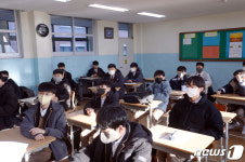 [르포] 실내 마스크 해제됐지만…교실엔 여전히 마스크 학생들
