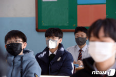 [르포] 실내 마스크 해제됐지만…교실엔 여전히 마스크 학생들