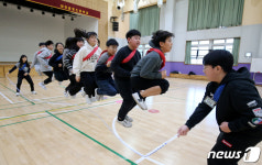 마스크 벗고 체육수업 시원해요…엘리베이터에선 어색한 미소