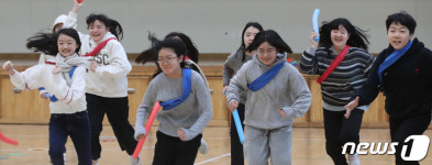 마스크 없이 신나게 뛰어요