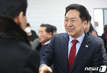 당원들과 인사 나누는 김기현 의원