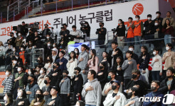 아직은 마스크가 익숙한 실내 스포츠 경기장