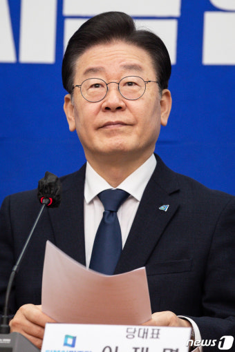 생각에 잠긴 이재명