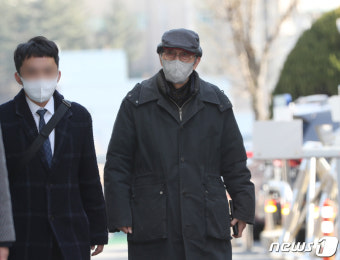강제추행 혐의 재판 참석하는 배우 오영수