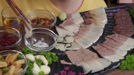 밍크고래, 말린 멸치맛…별점 5개 멸종위기종 먹방 유튜버 뭇매
