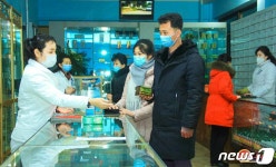 노동신문, 김정은 만년약국 현지지도 조명…인민을 위한 방역