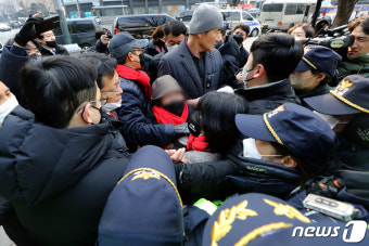 시청 앞 충돌하는 경찰과 이태원 참사 유가족