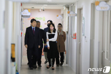 어린이집 둘러보는 이주호 부총리