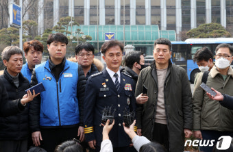 경찰청 앞에서 입장 밝히는 류삼영 총경