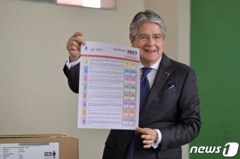 '범죄인 인도' 국민투표 참여하는 에콰도르 대통령